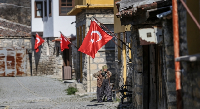 ”Bayraklı Köy”de muhtarın ay yıldız hassasiyeti