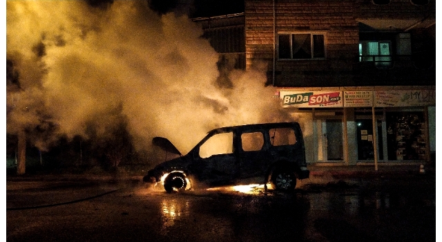 Bursa’da seyir halindeyken alev alan hafif ticari araç kullanılamaz hale geldi
