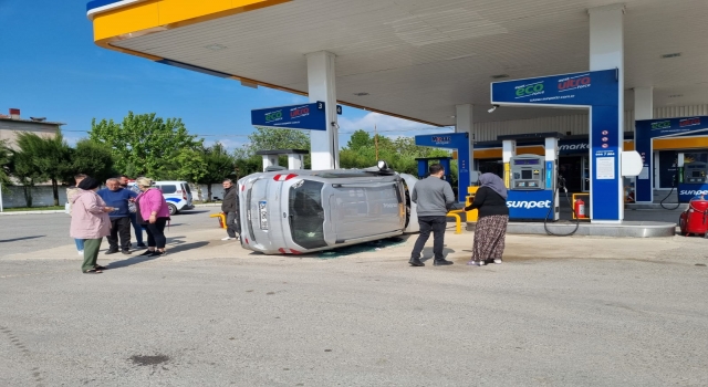 Sakarya’da bir aile aracın kendilerine çarpmasından saniyelerle kurtuldu