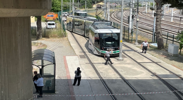 Kocaeli’de raydan çıkan tramvay karşıdan gelen tramvaya çarptı