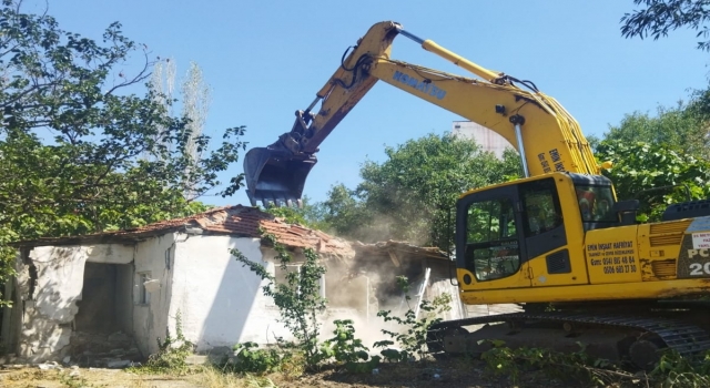 Keşan’da güvenlik açısından tehdit oluşturan metruk bina yıkıldı