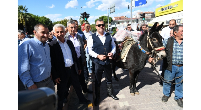 Çanakkale’de güreş ağası katırla getirdiği 1 milyon 17 bin lirayı belediye başkanına teslim etti