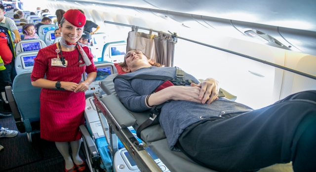 ”Dünyanın en uzun boylu kadını”, THY’nin desteğiyle ilk kez uçağa bindi