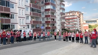 Edirneliler Türk Kızılay personeline balkonlardan alkışla teşekkür etti