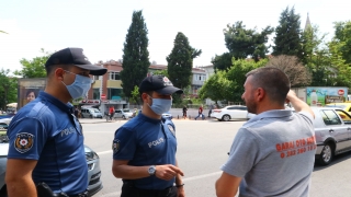 Maske takmayan vatandaşlar ile polis arasında ilginç diyaloglar