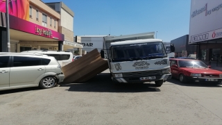 Kamyonetin kasasından kayan suntalar iki aracın kaportasını deldi