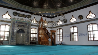 Aslına uygun yenilenen ecdat yadigarı cami ibadete açıldı