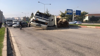 İnegöl’de kamyon devrildi