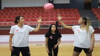 Bandırma Basketbol Gençlik ve Spor Kulübünden ”Pembe Top Sahada Projesi”ne destek