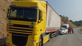 Dursunbey’de otomobil tıra çarptı: 1 yaralı