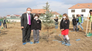 Edirne’de öğrenciler fidanları ”Cumhuriyet” için dikti