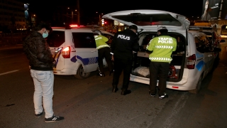 Beyoğlu’nda karantina ihlali yapan kurye, polis ekiplerince evine götürüldü