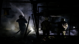 Bayrampaşa’da kafede çıkan yangını itfaiye ekipleri söndürdü