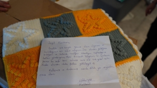 Örerek satıp geçimini sağladığı battaniyeyi İzmirliler için bağışladı