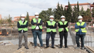 Mezun oldukları okulu yıllar sonra yeniden inşa ediyorlar