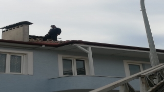 Çatıda mahsur kalan kediyi zabıta ve itfaiye ekipleri kurtardı