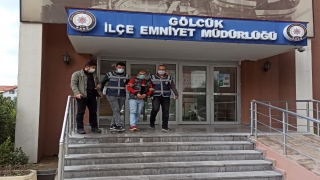Güvenlik kamerasını fark eden hırsızlık şüphelisi yüzünü poşetle gizlemeye çalıştı