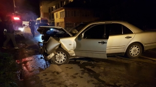 Sapanca’da iki otomobilin çarpışması sonucu 3 kişi yaralandı