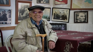 Atatürk posterleriyle donatılan kahvehanede saatler her zaman 9’u 5 geçiyor