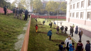 Bağcılar’da öğrenciler ”Geleceğe Nefes” olmak için 111 fidanı toprakla buluşturdu 