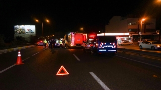 Park halindeki tıra çarpan otomobildeki bir kişi öldü, 1 kişi yaralandı