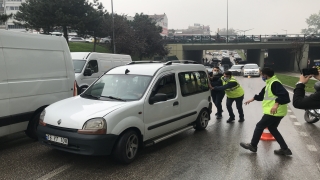 Bursa’da yola dökülen motor yağı sürücülere zor anlar yaşattı