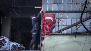 Bursa’da yangında zarar gören Türk bayrağını polis ekipleri koruma altına aldı