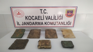 Kocaeli’de bir araçta tarihi eser niteliğinde İncil ve Tevrat ele geçirildi