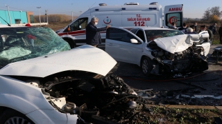 Sakarya’da kontrolden çıkan otomobil karşı şeritteki araçla çarpıştı: 2 yaralı