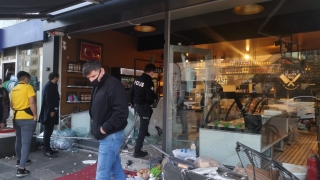 Kocaeli’de kontrolden çıkan otomobil kaldırımdaki yayaya çarptı 