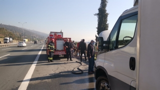 Kocaeli’de mobilya yüklü kamyonette çıkan yangın söndürüldü