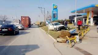 İnegöl’de akaryakıt istasyonu panolarına çarpan otomobilin sürücüsü yaralandı