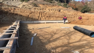 İvrindi Belediyesinin mahallelerdeki halı saha çalışmaları sürüyor