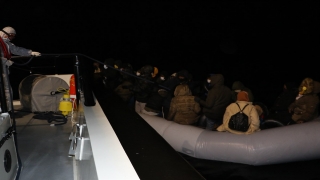 Balıkesir’de lastik botları arızalanan 34 sığınmacı kurtarıldı