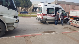 İnegöl’de kamyonun kupasının üstünden yere düşen sürücü yaralandı