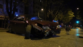 Alkollü sürücü boş yolda bariyerlere çarptı 