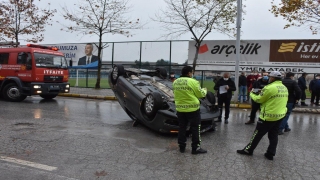 Sakarya’da aydınlatma direğine çarparak takla atan otomobilin sürücüsü yaralandı