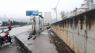 Kocaeli’de tır durakta bekleyen servis minibüsüne çarptı: 1 yaralı