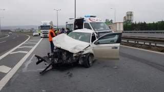 Kocaeli’de minibüse çarpan otomobilin sürücüsü ağır yaralandı