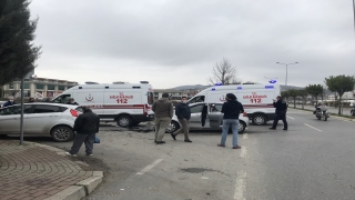 Serdivan’da iki otomobil çarpıştı: 3 yaralı