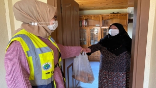 Hendek Belediyesi hafta sonu kısıtlamasında yaşlıların yardımına koştu