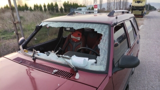 Bursa’da arızalanan kamyonunu tamir ettiği sırada otomobilin çarptığı kişi ağır yaralandı