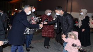 Bursa Büyükşehir Belediye Başkanı Aktaş, yılın son saatlerinde vatandaşla sohbet etti