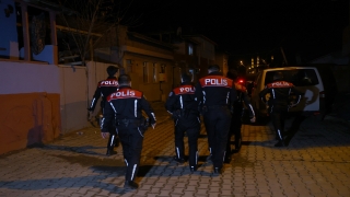 Edirne’de ihbara giden polis, çatıdan atılan kiremitle yaralandı