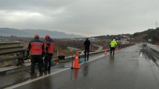 Sakarya’da devrilen kamyonun sürücüsü yaralandı