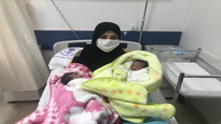 Yabancı uyruklu aile yeni yıla ikiz bebekleriyle girdi 
