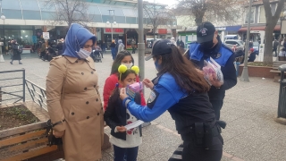 İnegöl’de çocuklara maske ve bilgilendirme broşürü dağıtıldı