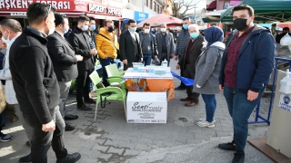 AK Parti Lapseki İlçe Başkalığı halk pazarında maske dağıttı