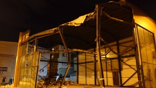Bursa’da şiddetli rüzgar nedeniyle otomobilin üzerine duvar devrildi