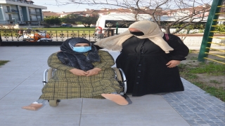 Sakarya’da engelli genç kız, hayırseverlerin protez bacak yardımıyla 29 yıl sonra ilk adımını attı